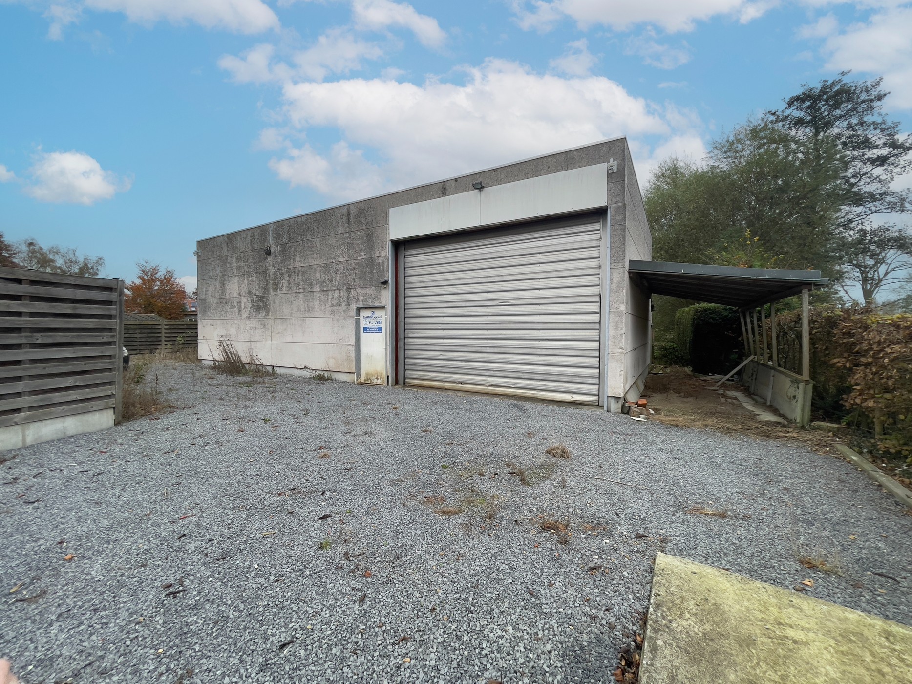 Ruime woning met in totaal 8 slaapkamers en een loods 125m² achteraan gelegen te Deinze. - photo 2