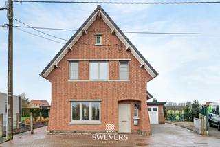 Voor meer info en foto’s, surf naar www.swevers.be – Deze open bebouwing in de Wilderstraat 90 in Borgloon biedt een solide basis voor wie op zoek is naar ruimte en potentieel. De woning, gebouwd in 1959, kreeg al belangrijke vernieuwingen: ramen en deuren werden vervangen in 2014 en het dak werd gerenoveerd in 2015. Met een bewoonbare oppervlakte van 126 m² en een perceel van 4a 28ca vormt dit een interessante kans voor wie wil opfrissen naar eigen smaak.<br />Op het gelijkvloers leidt de inkomhal naar een lichtrijke woonkamer van 30 m² met plaats voor een gezellige zit- en eethoek. Aansluitend bevindt zich de keuken van 13,40 m² met praktische indeling. De veranda zorgt voor extra licht en een fijne verbinding met de tuin. Verder zijn er nog een bergplaats en aparte berging.<br />Op de verdieping tellen we drie volwaardige slaapkamers en een functionele badkamer. De zolder van 36,34 m² biedt extra bergruimte of uitbreidingsmogelijkheden. De garage van 18,21 m² zorgt voor parkeergelegenheid en opslag.<br />De noordwestgerichte tuin laat je genieten van aangename namiddag- en avondzon. Rust en bereikbaarheid gaan hier hand in hand, met scholen, openbaar vervoer en ontspanning op wandelafstand en een vlotte verbinding naar omliggende steden. Een woning met stevige structuur en veel mogelijkheden. Voor meer informatie, bel 011 255 155. Bron bewoonbare oppervlakte: EPC – verslag.