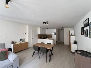 <p>Op een <strong>uitstekende locatie in het centrum van Ninove</strong> bevindt zich dit <strong>stijlvolle en hoogwaardig afgewerkte nieuwbouwappartement</strong> op de eerste verdieping van een kleinschalige residentie met <strong>lift</strong>. Het appartement verkeert in <strong>perfecte instapklare staat</strong>.</p><p>Dankzij de <strong>centrale ligging</strong> bevinden het <strong>NINIA Shopping Center</strong>, winkels, scholen, openbaar vervoer en gezellige horecazaken zich op slechts enkele minuten wandelen.</p><p>Bij het betreden van het appartement kom je terecht in de <strong>ruime en lichtrijke leefruimte</strong> met een <strong>volledig uitgeruste open keuken</strong>. Grote raampartijen zorgen voor een aangename lichtinval en geven toegang tot een <strong>overdekt terras</strong> met zicht op het centrum van Ninove. Aan de achterzijde bevindt zich bovendien een <strong>tweede, ruim terras</strong>, waar je in alle rust kan genieten.</p><p>Verder beschikt het appartement over:</p><ul><li><p><strong>Twee slaapkamers</strong></p></li><li><p><strong>Moderne badkamer</strong> uitgerust met een inloopdouche, lavabomeubel en toilet</p></li><li><p><strong>Praktische berging</strong> met extra opbergruimte</p></li></ul><p>Als extra troef is een <strong>private kelderberging van maar liefst 9,5 m²</strong> inbegrepen in de huurprijs.</p><p>Op vlak van comfort en energiezuinigheid scoort dit appartement uitstekend dankzij <strong>vloerverwarming via een warmtepomp</strong> en <strong>zonnepanelen</strong>, wat resulteert in een laag energieverbruik en een aangenaam wooncomfort.</p><p><strong>Huurprijs:</strong> €950/maand + €75 gemeenschappelijke kosten.<br /><strong>Beschikbaarheid:</strong> bespreekbaar.</p>