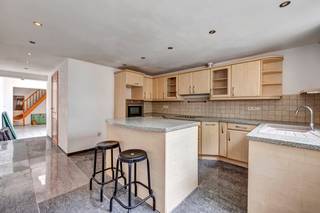 Voor meer info of een bezoek, bel 053 59 49 32 - Deze instapklare woning, gelegen in een rustige straat, biedt tal van mogelijkheden en is...
