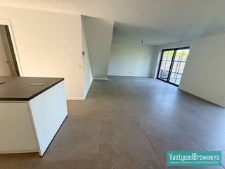 Deze instapklare woning verwelkomt u via een ruime inkomhal met gastentoilet. De lichtrijke leefruimte sluit naadloos aan op de open,...