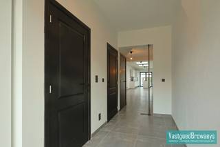 Deze charmante, gerenoveerde rijwoning biedt alles wat je nodig hebt voor een comfortabele en moderne levensstijl, nabij het centrum van Brakel. Perfect voor wie op zoek is naar een instapklare woning met een gezellig en zonnig buitenruimte!<br /><br />De woning omvat een inkom, kelder, bezoekerstoilet, berging,  ruime leefruimte met open keuken en aansluitend terras en tuin.  Bovenverdieping omvat twee ruime slaapkamers en ingerichte badkamer. Beschikbaar vanaf 01/04/2026. <br /><br />Voor meer informatie of een bezoek ter plaatse bel Stefanie op het nummer 055/59 50 10 of email stefanie@vastgoedbrowaeys.be