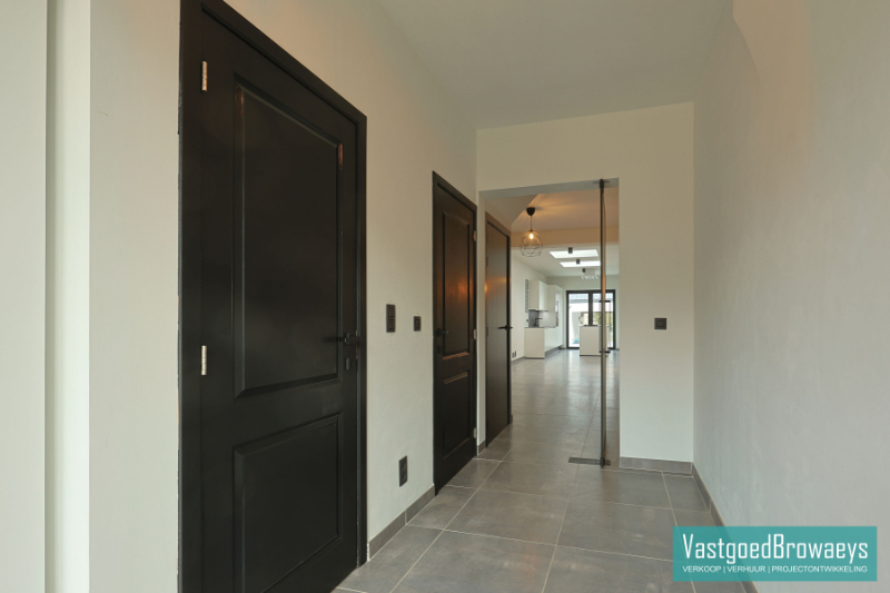 Volledig gerenoveerde rijwoning met terras en tuin - photo 2