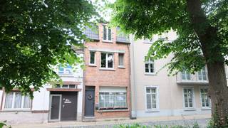Wij zijn op zoek naar een investeerder voor deze charmante woning gelegen op het mooiste dorpsplein van Haasdonk.Gelijkvloers (65m²)Ruime leefruimte...