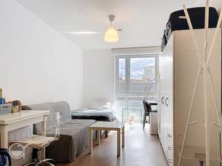 OPGELET: om dit pand te huren of bezichtigen vragen wij steeds eerst een virtueel bezoek te brengen aan het pand. Ga hiervoor naar www.rosseel.be en vul de referentie P204CP in in het veld ‘zoek’ bovenaan rechts. Kies dan ‘360°’. De website helpt u nu verder voor de volgende stappen.<br /><br />Rustig gelegen studentenhuis in centrum Gent. Op wandelafstand van de Universiteit Gent – campus Aula, 10 min wandelen van Campus UFO en LUCA Gent. <br />Er is een lift in het gebouw aanwezig, geen inpandige fietsenstalling. <br />Ligging: https://maps.app.goo.gl/A4sE8SJChnBN9e1D6<br /><br />De studio wordt ongemeubeld verhuurd en is uitgerust van een kitchenette en sanitair blok bestaande uit een douche, toilet en wastafel.<br /><br />Inbegrepen in de huurprijs; verzekering, onderhoud gemene delen, internet<br />Niet inbegrepen: privatief verbruik elektriciteit<br />Waarborg: 2 maanden<br />Huurovereenkomst voor 1 jaar: 01/09/2026 - 28/08/2027<br /><br />Het is niet mogelijk een huurovereenkomst voor een kortere periode af te sluiten.