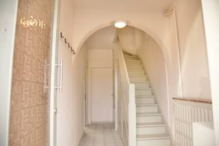Halfopen bebouwing met prachtig uitzicht en tal van mogelijkheden!<br />Op zoek naar een uitzonderlijk ruime woning met grote tuin, zee van licht en mogelijkheid tot combinatie wonen/werken? Deze instapklare, onderhouden gezinswoning biedt rust, ruimte en potentieel. Geniet van een grote, zuidgerichte tuin met blijvend vrij uitzicht over achterliggende akkers.<br />Indeling:<br />•Gelijkvloers: Inkomhal met trap en berging. Grote, lichtrijke leefruimte met charmante open haard. Ingerichte open keuken. Apart toilet. Grote veranda met tuinverbinding en een praktische technische ruimte/berging.<br />•1e verdieping: 3 grote, lichte slaapkamers en een kabinet (bureau). Zeer royale overloop (ideaal als dressing of hobbyruimte). Badkamer met douche, toilet en dubbele wastafel.<br />•Zolder: Vaste trap naar volledig geïsoleerde zolderkamer (extra slaapkamer of speelruimte).<br />Tuin &amp; Garage (grote troef!):<br />Zonnige zuidtuin met privacy en vrij zicht op akkers. De garage heeft een poort aan straat- én tuinzijde. Ideaal om met fietsen of tuingerief direct de tuin in te gaan zonder door het huis te moeten.<br />Troeven:<br />•Topligging: De gemeenteschool ligt op amper 8 minuten te voet en een bushalte bevindt zich op slechts 3 minuten wandelen.<br />•Instapklaar: Perfect voor grote gezinnen.<br />•Wonen &amp; werken: Aparte inkom mogelijk voor praktijk, nagelstudio of thuiskantoor.<br />•Flexibel: Uitstekende opties voor uitbreiding of herindeling.<br /><br />