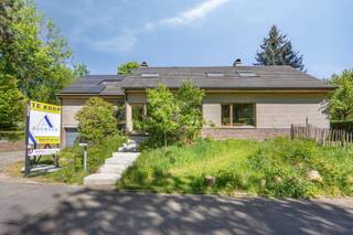 Ontdek deze prachtige villa in Dilbeek, rustig gelegen aan een doodlopend wegje en omringd door groen, met toch een vlotte verbinding naar de invalswegen. De woning bevindt zich op een royaal perceel van 1.521 m² met zonnige tuin en ruim terras. Aangrenzend ligt een extra tuinperceel van 1.704 m², momenteel ingericht als fruitboomgaard met diverse fruitsoorten, maar geschikt voor tal van andere invullingen.

De villa combineert een solide constructie met een praktische indeling. Via de lichtrijke inkomhal komt u in de ruime leefruimte met open keuken, centrale inbouwhaard en grote raampartijen die zorgen voor een aangename lichtinval. Op de tussenverdieping bevinden zich drie ruime slaapkamers en een volledig uitgeruste badkamer. De eerste verdieping biedt een extra ruime slaapkamer en een tweede badkamer. De vernieuwde en geïsoleerde zolder kan verder ingericht worden als extra kamers, speelruimte of berging.

De woning werd recent smaakvol gerenoveerd met hoogwaardige materialen en is volledig instapklaar. Vloerverwarming, zonnepanelen, regenwaterput (3.000 l), grondwaterput en leidingwater zorgen voor extra comfort en duurzaamheid. Dankzij het gunstige EPC-label B is er geen renovatieverplichting.

Extra troeven: inpandige garage, ruime oprit, kelder van ca. 50 m², mogelijkheid tot praktijkruimte van 123 m² en een solide stal voor hobbyprojecten.

Meer info: www.bosweg6.be