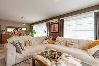 Deze te koop aangeboden woning is perfect onderhouden en is instapklaar, gelegen in de Marcastraat te Wondelgem met ruime woonoppervlaktes en aangenaam wooncomfort.<br /><br /><strong>Ligging:</strong><br />De woning bevindt zich in een rustige straat met goede bereikbaarheid naar winkels, voorzieningen en invalswegen. U woont hier in een zeer aangename omgeving, maar niet ver van het centrum.<br /><br /><strong>Indeling van de woning:</strong><br /><br /><strong>Gelijkvloers:</strong><br />Via de inkomhal met gastentoilet komt u binnen in de ruime woonkamer met eetplaats. Aansluitend bevindt zich de keuken met berging en wasplaats die uitkijkt op de tuin. Er is ook nog een grote inpandige garage voorzien<br /><br /><strong>1<sup>e</sup> verdieping:</strong><br />Op de verdieping is er een praktische nachthal, 3 volwaardige slaapkamers, apart toilet en een badkamer.<br /><br /><strong>Zolder:</strong><br />Boven de gehele woning ligt een zolderruimte die volledig werd geïsoleerd en veel bergplaats biedt.<br /><br /><strong>Buitenruimte:</strong><br />De woning heeft een een aangelegde en verzorgde tuin waar u kan genieten van rust en privacy en een zonnig terras. Vooraan de woning is er een ruime oprit voorzien met voortuin.<br /><br />De woningen zijn momenteel verhuurd en bieden dus ook een mogelijkheid voor een stabiele investering.<br /><br /><strong>Extra troeven:</strong><br />✅ Goed onderhouden woningen<br />✅ EPC-label C – en volledig asbestvrij<br />✅ Garage en private oprit<br />✅ Perfect onderhouden en kwalitatief afgewerkt<br />✅ Gunstige en rustige ligging<br /><br />Deze woning is een ideale match voor wie zoekt naar wooncomfort met de nodige ruimte en privacy.<br /><br /><strong>De bezoekdag voor deze woning is donderdag 11 juni omstreeks 19u. De verkoop zal worden gehouden onder het principe van gesloten omslag. Het bodformulier en het regelement staan als bijlage downloadbaar op de website of is via mail te verkrijgen.</strong><br />
