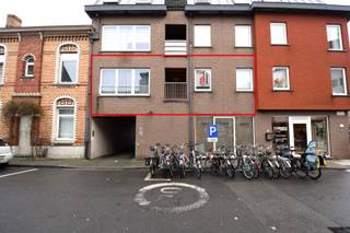 OPGELET: om dit pand te huren of bezichtigen vragen wij steeds eerst een virtueel bezoek te brengen aan het pand. Ga hiervoor naar www.rosseel.be en vul de referentie E160 in in het veld ‘zoek’ bovenaan rechts. Kies dan ‘360°’. De website helpt je nu verder voor de volgende stappen.<br /><br />Dit gezellig appartement gelegen op het 1e verdieping bestaat uit een ruime mooie leefruimte, een inkomhal, een open ingerichte keuken met toestellen (oven, elektrische kookplaat), een badkamer met een ligbad, een slaapkamer, een apart toilet en een berging met aansl. voor wasmachine. In de huurprijs is er ook een garagebox inbegrepen (P9), deze bevindt zich achteraan het gebouw en is bestemd voor 1 wagen. Bovenop de huur komen er 70 euro algemene kosten bij. Het pand is beschikbaar vanaf 01/09/2026. EGW apart.