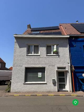 Deze verzorgde woning is gelegen in de Langepijpestraat te Torhout, op een strategische locatie tussen het bruisende centrum van Torhout en de Vredeweg richting Lichtervelde. Dankzij deze gunstige ligging geniet u van een uitstekende bereikbaarheid, terwijl winkels, scholen, sportfaciliteiten en openbaar vervoer zich op korte afstand bevinden.<br /><br />Indeling<br />Via de inkomhal komt u terecht in de lichtrijke leefruimte met aangenaam zicht op de tuin. De woonruimte omvat een gezellige zit- en eetplaats. Aansluitend bevindt zich de volledig geïnstalleerde keuken met directe toegang tot het aangelegde terras.<br /><br />Achter de keuken vindt u de badkamer, uitgerust met een lavabo, toilet en douchecabine, alsook een praktische wasruimte.<br /><br />Op de eerste verdieping bevinden zich de nachthal, een afzonderlijk gastentoilet en drie volwaardige slaapkamers.<br /><br />Via een vaste trap bereikt u de zolderverdieping, waar de mogelijkheid bestaat om twee extra slaapkamers te creëren.<br /><br />Troeven van deze woning<br />✔ Elektrische installatie conform gekeurd tot 2050<br />✔ Energiezuinig met EPC-label C<br />✔ Voorzien van zonnepanelen<br />✔ Mogelijkheid tot het creëren van extra slaapkamers<br />✔ Centrale ligging nabij centrum en invalswegen<br />✔ Ideaal als starterswoning of investeringseigendom<br /><br />Bent u op zoek naar een instapklare woning met potentieel op een strategische locatie? Neem dan vandaag nog contact op voor een bezoek ter plaatse.