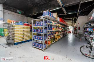 Verkoop op aandelen - geen registratierechten verschuldigd!Op een commerciële toplocatie aan de Bergensesteenweg, tussen Lot en Sint-Pieters-Leeuw,...