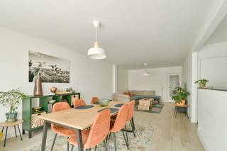 Ontdek dit instapklare appartement op de tweede verdieping, gelegen in het hart van Torhout.<br />De Markt van Torhout bevindt zich op amper 100 meter van het appartement. Daarnaast vindt u winkels, scholen, openbaar vervoer en tal van andere voorzieningen op wandelafstand.<br /><br />Dit appartement biedt niet alleen een fijne woongelegenheid, maar ook interessante investeringsmogelijkheden met een super rendement van 5%. Uw kapitaal groeit zorgeloos dankzij stabiele investeringen en het aantrekkelijke rendement.<br /><br />Bij het betreden van het appartement komt u binnen in een verzorgde inkomhal met gastentoilet. De ruime leefruimte van meer dan 33 m² baadt in natuurlijk licht dankzij de grote raampartijen, wat bijdraagt aan een aangename en open sfeer. Aansluitend bevindt zich de open keuken, volledig uitgerust met alle nodige toestellen om comfortabel te koken. Naast de keuken is er een praktische berging die extra opbergruimte biedt. Het appartement beschikt over twee volwaardige slaapkamers en een modern ingerichte badkamer met inloopdouche, lavabomeubel en spiegelkast.<br /><br />Kortom, een verzorgd en praktisch ingericht appartement op een toplocatie, ideaal voor wie comfortabel wil wonen of investeren in het centrum van Torhout.<br /><br />De vermelde prijs is een richtprijs. Elk bod, hoger of lager, wordt voorgelegd aan de eigenaar, die zich het recht voorbehoudt dit te aanvaarden of te weigeren.