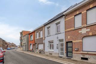 <p>Welkom in de Molenstraat 78, een instapklare gezinswoning op wandelafstand van winkels, scholen, horeca en openbaar vervoer. Dankzij de nabijheid van de A12 en N16 kent de woning tevens een goede verbinding met Antwerpen, Brussel, Mechelen en Sint-Niklaas.</p><p> </p><p>De inkomhal geeft toegang tot de ruime en gezellige leefruimte. Vervolgens betreden we de vernieuwde geïnstalleerde keuken met eiland en aansluitend vinden we de nieuwe badkamer (douche, lavabo en toilet). In de bergruimte is de aansluiting voor een wasmachine voorzien, alsook de vernieuwde gasbrander vinden we hier terug. Achteraan kan je genieten van de buitenlucht in de tuin. Een extra troef is zonder twijfel de uitweg achteraan, handig voor de fietsen en vuilnisbakken! De eerste verdieping is voorzien van 2 grote slaapkamers. Via een vaste trap bereiken we de zolderverdieping, waar we de masterbedroom en een polyvalente ruimte terugvinden.</p><p>De 5 zonnepanelen zijn zonder twijfel een extra troef!</p><p> </p><p>Stedenbouwkundige info: aangevraagd</p><p>De woning is uiterlijk 4 weken na akte beschikbaar zonder bezettingsvergoeding. Akte uiterlijk 18 november 2026.</p><p>Meer info en documenten op www.malines-group.be</p>