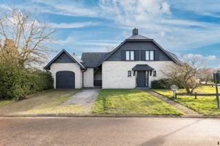 Charmante en ruime villa in een rustige verkaveling te Weelde op een perceel van ca. 820m2. In een rustige, kindvriendelijke verkaveling en...