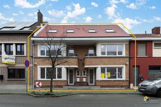 Volledig gerenoveerd gebouw met 4 appartementen in hartje Ekeren  In de gezellige dorpskern van Ekeren bevindt zich dit volledig gerenoveerde...