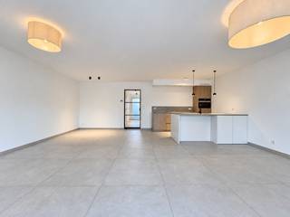 Deze stijlvolle woning uit 2023 bevindt zich in een rustige, doodlopende straat in Rotselaar. Dankzij de moderne afwerking, de uitstekende energieprestatie en de aangename tuin geniet u hier van comfortabel en zorgeloos wonen. Winkels, scholen, openbaar vervoer, Sportoase en de E314 bevinden zich op korte afstand.<br /><br />Op het gelijkvloers wordt u verwelkomd in de inkomhal met apart toilet. De woning beschikt over een leefruimte met volledig uitgeruste open keuken. Een groot schuifraam zorgt voor veel natuurlijk licht en biedt rechtstreeks toegang tot het terras en de volledig omheinde tuin. Daarnaast zijn er twee praktische bergruimtes, waarvan één voorzien is van aansluitingen voor een wasmachine en droogkast. Op de eerste verdieping bevinden zich drie slaapkamers, een apart toilet en een moderne badkamer met zowel een ligbad als een inloopdouche.<br /><br />Met een uitzonderlijke energiescore van -17 kWh/m² per jaar (EPC-label A+) is deze woning uiterst energiezuinig. Vloerverwarming in combinatie met een warmtepomp en zonnepanelen zorgt voor een aangenaam binnenklimaat en bijzonder lage energiekosten.<br /><br />Beschikbaarheid: Onmiddellijk beschikbaar<br />Huurprijs: € 1.600 per maand<br /><br />Interesse? Neem contact op met Thomas via +32 499 22 99 24 of thomas@sophimo.be.