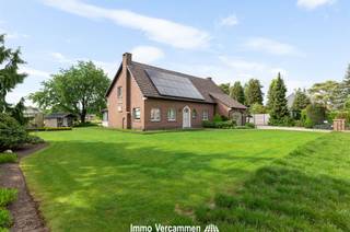 <p>Op een unieke, landelijke toplocatie in Bonheiden vindt u deze karaktervolle en kwalitatief afgewerkte woning met een royale bewoonbare oppervlakte van 286 m². De woning combineert ruimte, comfort en authenticiteit met een prachtig groen uitzicht en een uitzonderlijk perceel van net geen 30 are.</p><p>Op het gelijkvloers verwelkomt de inkomhal u in een ruime en lichtrijke leefruimte met gezellige uitstraling. Aansluitend bevindt zich de volledig geïnstalleerde landelijke keuken, voorzien van alle comfort, met praktische berging en aparte wasplaats. Verder beschikt het gelijkvloers over een veranda, een recente badkamer met inloopdouche, een apart toilet, een inpandige garage en een bureauruimte die ook perfect dienst kan doen als slaapkamer.</p><p>Op de verdieping zijn er drie volwaardige slaapkamers, waarvan één met dressing en een berging met lavabo. Daarnaast is er een ruime bergzolder aanwezig, ideaal voor extra opslagruimte.</p><p>Ook buiten is het heerlijk vertoeven. De prachtig aangelegde tuin met terras en deels overdekt terras biedt volop privacy en een weids zicht op het achterliggende groen. De carport en praktische bijgebouwen maken het geheel extra functioneel.</p><p>Een unieke kans voor wie op zoek is naar ruimte, comfort en landelijk wonen op een uitstekende locatie.</p>