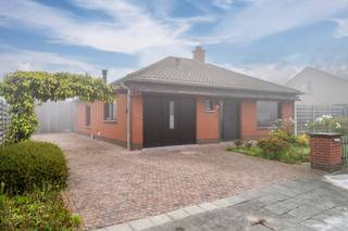 Welkom in de Begonialaan 21 te Wervik!In een rustige en kindvriendelijke woonwijk vinden we deze op te frissen vrijstaande bungalow terug. De woning...