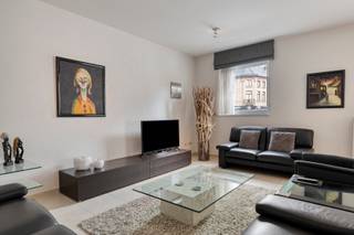 Bent u op zoek naar een ruim en instapklaar appartement op een uitstekende locatie in Aalst? Dan is dit gelijkvloers appartement gelegen te Parklaan beslist een bezoek waard. Gelegen op een belangrijke invalsroute naar het centrum van Aalst en op wandelafstand van het prachtige Osbroekpark, geniet u hier van een vlotte bereikbaarheid en een aangename, groene woonomgeving. Met een bewoonbare oppervlakte van ca. 120 m², twee volwaardige slaapkamers, een ruim terras en beperkte gemeenschappelijke kosten biedt dit appartement alle comfort voor wie zorgeloos wil wonen.<br /><br />Indeling<br /><br />Gelijkvloers:<br />+ Inkomhal<br />+ Ruime en lichtrijke leefruimte<br />+ Open keuken<br />+ Slaapkamer (18 m²)<br />+ Slaapkamer (14 m²)<br />+ Ruime badkamer met ligbad, lavabo en toilet<br />+ Apart toilet<br />+ Praktische berging<br />+ Ruim terras achteraan<br /><br />Kelder:<br />+ Private kelderberging<br /><br />Extra troeven:<br />+ Uitstekende ligging op een invalsroute naar het centrum van Aalst<br />+ Op wandelafstand van het Osbroekpark<br />+ Bewoonbare oppervlakte van ca. 120 m²<br />+ Lift aanwezig in het gebouw<br />+ Beperkte gemeenschappelijke kosten<br />+ Conforme elektrische keuring<br />+ Volledig toegankelijk en aangepast voor rolstoelgebruikers<br />+ Private kelderberging<br />+ Ondergrondse parkeerplaats extra aan te kopen voor € 25.000<br /><br />Watertoets: P-score C – G-score C.<br /><br />Graag een bezoek of meer info? Contacteer Brian Rollier via brian.rollier@albert.immo of via 0472 98 02 27 voor meer info en een afspraak.<br /><br />Bij Albert kom je thuis!