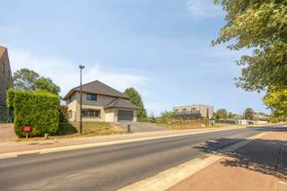 In een rustige en gegeerde villawijk in Wemmel bevindt zich deze ruime, moderne en instapklare villa uit 2015. De woning biedt maar liefst 220 m² bewoonbare oppervlakte en staat op een mooi perceel van 10 are 67 centiare.<br /><br />Dankzij de royale leefruimtes, drie volwaardige slaapkamers en de mogelijkheid om een vierde slaapkamer te creëren, is dit een ideale thuis voor gezinnen die ruimte en comfort zoeken. Met haar EPC-label A, warmtepomp, vloerverwarming en maar liefst 24 zonnepanelen combineert de villa hedendaags wooncomfort met een bijzonder laag energieverbruik. Bovendien geniet je in de grote onderhoudsvriendelijke tuin van alle rust, zonder inkijk. <br /><br />Indeling<br /><br />Gelijkvloers:<br />+ Inkomhal<br />+ Lichtrijke woon- en eetkamer<br />+ Ingerichte keuken<br />+ Praktische bijkeuken<br />+ Ruime berging/wasplaats<br />+ Apart gastentoilet<br />+ Inpandige garage<br /><br />Eerste verdieping:<br />+ Slaapkamer (32 m²) - mogelijkheid om op te splitsen<br />+ Slaapkamer (18 m²)<br />+ Slaapkamer (18 m²)<br />+ Badkamer (douche en ligbad)<br />+ Toiletruimte<br /><br />Tweede verdieping:<br />+ Ruime, inrichtbare zolder<br /><br />Extra troeven:<br />+ Gelegen op uitstekende locatie<br />+ EPC-label A<br />+ 24 zonnepanelen<br />+ Mogelijkheid tot het creëren van extra slaapkamers<br />+ Alarminstallatie en camerasysteem<br /><br />Watertoets: P score A ; G score A.<br /><br />Contacteer Brian Rollier via brian.rollier@albert.immo of via 0472 98 02 27 voor meer info en een afspraak.<br /><br />Bij Albert kom je thuis!