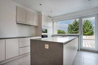 Op zoek naar een leuk, gerenoveerd appartement met terras? Dan is dit duplex app in het hart van Burcht precies wat je zoekt! Gelegen in een...