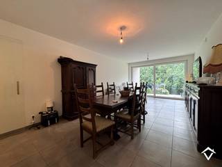 Dit gelijkvloers appartement (B0.2) is gelegen in de Residentie Brouwershof te Westrozebeke (Staden) en bestaat uit: inkomhal - toilet - badkamer - leefruimte - keuken - berging - 2 slaapkamers - terras - garagebox (G110)<br /><br />Troeven van dit appartement: <br />- EPC-label A<br />- bewoonbare oppervlakte van 83 m²<br />- terras van 12,96 m²<br />- momenteel is het appartement met garagebox verhuurd aan 700 €/mnd<br /><br />Verkoop onder het stelsel van 21% BTW.