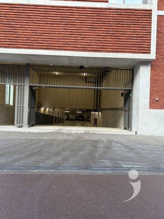 Recente open staanplaatsen in het nieuwbouw complex Burenberg.Ideaal gelegen op wandelafstand van het centrum van Leuven, op een boogscheut van de...