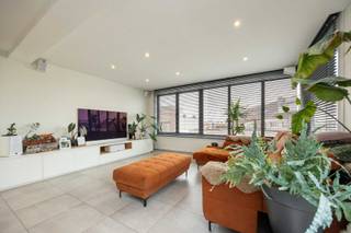 UNIEK: Instapklare woning met loftgevoel en gigantisch dakterras (73m²) op het Zuiden!<br /><br />Unieke kans voor wie houdt van comfort en licht, niet ver van de stad (op de grens Deurne/Schoten) en toch vlakbij verschillende groene zones.<br /><br />Geniet van uw privé dakterras van maar liefst 73m², perfect georiënteerd op het zuiden. <br />Dit zonovergoten terras sluit via grote schuiframen naadloos aan op de lichtrijke leefruimte. <br />Deze verdieping is het kloppende hart van het huis, uitgerust met airco, vloerverwarming en elektrische jaloezieën voor comfort in elk seizoen.<br /><br />De rechterzijde van deze leefruimte (15m lang!) bestaat uit één stuk uit moderne ingebouwde kasten die verschillende troeven bevatten: een barkast, een ingebouwd bureau en een geventileerde AV ruimte.<br /><br />De strakke, open leefkeuken is een droom voor elke hobbykok: voorzien van alle moderne toestellen en als kers op de taart een grote ingebouwde wijnkoelkast (178 fl)<br /><br />Deze woning is niet alleen mooi, maar ook slim en zuinig. Met 15 zonnepanelen en een conforme elektrische installatie blijven uw energiekosten verrassend laag. Het domoticasysteem laat u toe om verlichting, verwarming en meer vanop afstand te bedienen.<br /><br />Op de gelijkvloerse verdieping vindt u de rust. Een ruime masterbedroom (17m²) met een inbegrepen dressing en een prachtig vernieuwde badkamer (inloopdouche met regendouchekop, dubbele lavabo en aansluitingen voor was/droogkast).<br /><br />Op het tussenverdiep bevindt zich uiteindelijk een extra toilet en een technische ruimte.<br /><br />Uitbreiding? Er zijn reeds plannen (zie foto's) aanwezig om de woning verder uit te breiden met 3 kamers.<br /><br />Kort samengevat, de troeven:<br />•UNIEK: Gigantisch dakterras van 73m² (ZUID!)<br />•INSTAPKLAAR: Prachtig gerenoveerd met recente keuken en badkamer.<br />•ENERGIEZUINIG en 100% CONFORM<br />•MODERN COMFORT: Domotica, ventilatie (D), airco, vloerverwarming.<br />•POTENTIEEL: Plannen voor uitbreiding aanwezig.<br />•TOPLOCATIE: Op wandelafstand van park Bremweide &amp; Ertbrugge + vlotte verbinding met de Ring