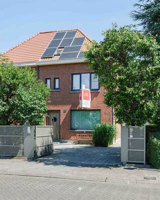 <p><span>Bent u op zoek naar een instapklare halfopen bebouwing met garage in Burcht? Dan is deze verzorgde woning absoluut een bezoek waard.</span></p><p><span> </span></p><p><span>De woning bevindt zich in een rustige straat op een uitstekende locatie, vlakbij het op- en afrittencomplex van de E17. Winkels, scholen en het prachtige natuurgebied van de Burchtse Weel bevinden zich bovendien op wandelafstand.</span></p><p><span> </span></p><p><span>De belangrijkste troeven zijn alvast: </span></p><ul><li><span>Recente renovatiewerken: nieuw dak, zonnepanelen,… en volledig instapklaar</span></li><li><span>Oprit en zeer grote garage</span></li><li><span>Veel natuurlijk daglicht dankzij grote raampartijen</span></li><li><span>3 volwaardige slaapkamers</span></li></ul><p><span> </span></p><p><span>De indeling van het gelijkvloers is als volgt: </span></p><p><span>Via de inkomhal betreedt u de aangename leefruimte met open, volledig ingerichte keuken. Verder is er een praktische bureauhoek en toegang tot een droge kelder. Achteraan bevinden zich een extra bergruimte en een apart gastentoilet.</span></p><p><span> </span></p><p><span>Buiten geniet u van een gezellig terras met veel privacy. De aanwezige jacuzzi vormt een leuke extra troef. Daarnaast beschikt de woning over een recente en bijzonder ruime garage van maar liefst 35 m², ideaal voor stockage, hobbyruimte of het stallen van fietsen en materiaal.</span></p><p><span> </span></p><p><span>De indeling van de eerste verdieping is als volgt: </span></p><p><span>Op de eerste verdieping bevinden zich twee ruime slaapkamers (ca. 15 m² en 9 m²), een bureau of babykamer (ca. 4 m²) en een badkamer. </span></p><p><span> </span></p><p><span>De indeling van de tweede verdieping is als volgt: </span></p><p><span>De tweede verdieping omvat een ruime derde slaapkamer van ongeveer 30 m². Aansluitend bevindt zich nog een extra zolderruimte die bijkomende opbergmogelijkheden biedt. </span></p><p><span> </span></p><p><span>De woning onderging de voorbije jaren verschillende renovatiewerken, waaronder de plaatsing van een nieuw geïsoleerd dak, een recente cv-ketel en zonnepanelen.</span></p><p><span> </span></p><p><span>Een ideale woning voor wie op zoek is naar comfortabel en rustig wonen op een centrale locatie, met alle voorzieningen binnen handbereik.</span></p><p><span> </span></p>