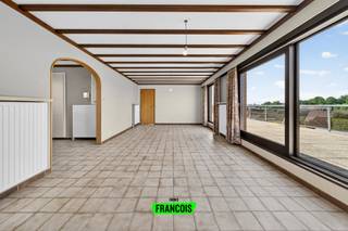 Op wandelafstand van het centrum van Diksmuide bevindt zich dit ruime en lichtrijke penthouse met drie slaapkamers en een uitzonderlijk groot...