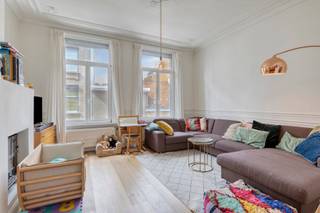<p>DE BEZOEKMOMENTEN ZIJN VOLZET, GELIEVE EEN E-MAIL STUREN VOOR OP DE WACHTLIJST TE KOMEN.<br /><br />In de Bakkerstraat te Antwerpen bevindt zich deze karaktervolle en gerenoveerde woning met vier slaapkamers, een ruime garage, terras en gezellige stadstuin. De woning combineert authentieke elementen met hedendaags wooncomfort en biedt verrassend veel ruimte.<br /><br /><strong>Indeling:</strong><br />Op het gelijkvloers komt u binnen via de authentieke inkomhal met karaktervolle vloer en sierlijsten. Van hieruit heeft u toegang tot de ruime garage met sectionale garagepoort. Verder bevindt zich een praktische tussenruimte/berging met bergruimte en aansluitingen voor wasmachine en droogkast. Vanuit deze ruimte bereikt u een dressing/kinderkamer, de badkamer en een ruime slaapkamer met rechtstreekse toegang tot de stadstuin. De badkamer is uitgerust met een ligbad met douche, badkamermeubel met spiegelkast en toilet.</p>
<p>Op de eerste verdieping bevindt zich in de hal een apart gastentoilet. De ruime en lichtrijke leefruimte op parket biedt plaats aan een volwaardige zit- en eetruimte. Aansluitend bevindt zich de volledig uitgeruste keuken met kookeiland, voorzien van een oven, combi-oven, vaatwasser, inductiekookplaat, koelkast en diepvriezer. Vanuit de keuken heeft u toegang tot het gezellige terras, met een buitentrap die rechtstreeks naar de stadstuin leidt.</p>
<p>Op de tweede verdieping bevinden zich twee volwaardige slaapkamers met charmante houten vloeren.<br /><br /><strong>Bijzonderheden:</strong><br />Gerenoveerde en instapklare woning.<br />4 slaapkamers aanwezig.<br />Ruime inpandige garage met sectionale poort.<br />Kelder bereikbaar vanuit de inkomhal.<br />Volledig uitgeruste keuken met kookeiland.<br />EPC-label B – 154 kWh/m².<br />Elektrische installatie conform.<br /><br /><strong>Ligging:</strong><br />Gelegen in de Bakkerstraat in Antwerpen, op een centrale locatie met winkels, scholen, openbaar vervoer en tal van dagelijkse voorzieningen in de nabije omgeving. Een ruime stadswoning voor wie comfortabel wonen wil combineren met een vlotte bereikbaarheid van het Antwerpse stadscentrum.</p>