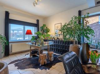 <div>
<article>
<div>
<div>
<div>
<div>
<div>
<div>
<p><strong>Karaktervolle woning nabij het centrum van Dilbeek met grote oprit</strong></p>
<p>Op een centrale ligging vlak bij het centrum van <strong><span><span>Dilbeek</span></span></strong> bevindt zich deze charmante en verrassend ruime woning.</p>
<p>Via de inkomhal betreedt u de lichtrijke en ruime leefruimte met gezellige bureauhoek. Achteraan bevindt zich de volledig ingerichte keuken, die een prachtig zicht biedt op het terras en de tuin.</p>
<p>Buiten geniet u van twee mooi aangelegde terrassen en een onderhoudsvriendelijke tuin waar het heerlijk vertoeven is. De grote oprit biedt plaats aan meerdere wagens en leidt naar de garage, die eveneens perfect kan dienen als extra opslagruimte.</p>
<p>Op de eerste verdieping vindt u twee volwaardige slaapkamers en een badkamer. Eén van de slaapkamers geeft toegang tot de zolderkamer, die nog volledig naar eigen wens kan worden ingericht. Het plaatsen van een vaste trap behoort tot de mogelijkheden, waardoor deze ruimte perfect kan worden omgevormd tot een extra slaapkamer met douchekamer, twee aparte kamers, hobbyruimte of thuiskantoor.</p>
<p>De woning is bovendien deels onderkelderd en biedt zo extra bergruimte.<br /><br />Extra troeven zijn onder meer de recente gasketel, de conforme elektrische keuring en de aanwezige rolluiken.</p>
<p>Een ideale gezinswoning met tal van mogelijkheden, centraal gelegen en toch rustig, op wandelafstand van het centrum van Dilbeek.</p>
</div>
</div>
</div>
</div>
</div>
</div>
</article>
</div>