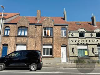 Deze woning werd gedeeltelijk vernieuwd, onder meer de elektriciteit en leidingen.Mits verdere afwerking is dit een zeer geschikte gezinswoning!De...