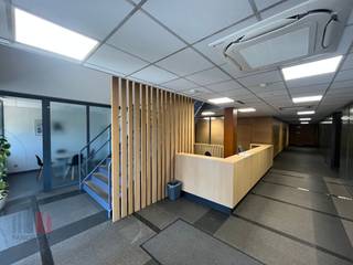 Deze kantoorruimte profiteert van een topligging met maximale visibiliteit langs de N60. De locatie biedt een vlotte verbinding richting Gent, Oudenaarde, Kortrijk en bovendien ligt het pand op slechts enkele minuten van de E17, wat zorgt voor een uitstekende bereikbaarheid.<br /><br />Het instapklaar kantoor op het gelijkvloers heeft een oppervlakte van 96 m² en is praktisch ingedeeld met aparte bureauruimtes. Het gebouw beschikt verder over een volledig ingerichte keuken en meerdere vergaderzalen. Voor wie bijkomende opslagruimte nodig heeft, is er de mogelijkheid om extra stockruimte bij te huren. Ruime parkeergelegenheid op het terrein!<br /><br />Interesse? Contacteer PANORAMA B2B GENT KANTOREN voor meer informatie of een vrijblijvend bezoek via 09 225 09 02.