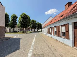 <h3> </h3>
<br />Karaktervolle renovatiewoning <strong>MET ROYALE TUIN EN GOEDGEKEURDE PLANNEN VOOR EEN STIJLVOLLE TRANSFORMATIE</strong>, gelegen op toplocatie aan het <strong>ENAMEPLEIN</strong> in Oudenaarde. Deze eigendom is dé uitgelezen kans voor wie zijn renovatiedroom wil waarmaken in een <strong>AUTHENTIEKE SETTING MET HEDENDAAGS COMFORT</strong>. De <strong>GOEDGEKEURDE ARCHITECTUURPLANNEN</strong> voorzien in een moderne indeling met een ruime, lichtrijke leefruimte, een praktische keuken, een bureau of dressing en tot <strong>3 OF 4 SLAAPKAMERS</strong>. Het perceel van maar liefst 615 m² biedt uitzonderlijk <strong>VEEL BUITENRUIMTE, PERFECT VOOR GEZINNEN, TUINLIEFHEBBERS OF WIE HOUDT VAN RUST IN EIGEN TUIN</strong>. Dankzij de centrale ligging in het charmante Ename woont u <strong>OP WANDELAFSTAND VAN WINKELS, SCHOLEN EN OPENBAAR VERVOER</strong>, én vlak bij het betoverende <strong>BOS ’T ENAME</strong>, een geliefde plek voor wandelaars. Met het <strong>CENTRUM VAN OUDENAARDE</strong> op een boogscheut combineert u hier moeiteloos een rustige woonomgeving met <strong>UITSTEKENDE BEREIKBAARHEID EN ALLE VOORZIENINGEN BINNEN HANDBEREIK.</strong><br /><br /><br />Adres: Zwijndries 55 te Oudenaarde<br /><br />Renovatieplicht van toepassing; P-score: D, G-score: D