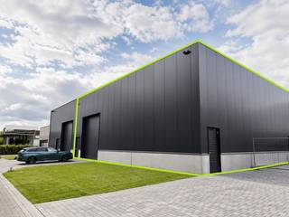 <p><span><strong>Opslagruimte van 216 m<br /></strong></span><br />Deze open opslagruimte van 216 m² biedt een ideale oplossing voor bedrijven of kleine zelfstandigen die op zoek zijn naar een toegankelijke, functionele en beveiligde locatie. De unit is bereikbaar via een brede sectionaalpoort en beschikt daarnaast over een aparte toegangsdeur.</p>
<p>Aansluitend bevindt zich een afgesloten technische ruimte, die toegankelijk is via een buitendeur. Hier is een aansluiting voor sanitair mogelijk.<br /><br />Verder is er een internetaansluiting voorzien, wat directe ingebruikname vergemakkelijkt.</p>
<p>De unit is uitgerust met een alarminstallatie en camerabewaking, wat bijdraagt aan een veilige werkomgeving. Voor de opslagruimte zijn vier parkeerplaatsen beschikbaar.</p>