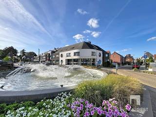 <p><span>Dit kantoor heeft volgende troeven:</span></p><p><span>+ Ideaal gelegen vlakbij winkels/scholen/openbaar vervoer</span></p><p><span>+ Heel goede zichtbaarheid</span></p><p><span>+ Ruime opgesplitste benedenverdieping met verschillende mogelijkheden</span></p><p><span>+ Veel licht</span></p><p><span>+ Geïnstalleerde keuken</span></p><p><span>+ Grote eetruimte</span></p><p><span>+ Aparte toiletten</span></p><p><span>+ Volledig onderkelderd</span></p><p><span>+ 6 Privatieve parkeerplaatsen (achterkant en zijkant)</span></p><p><span> </span></p><p><span>Gelijkvloers: 366m²</span></p><p><span>Kelderverdieping: 130m²</span></p><p><span> </span></p><p><span>De huurprijs wordt jaarlijks trapsgewijs verhoogd:</span></p><p><span>1e jaar: € 2.900,-</span></p><p><span>2e jaar: € 3.200,-</span></p><p><span>3e jaar: € 3.500,-(= huurprijs vanaf het 3de jaar)</span></p><p><span> </span></p><p><span>Wenst u dit handelspand te bezoeken?</span></p><p><span>Vraag dan zeker uw bezoek aan op </span><span>013 31 25 22</span><span> of </span><span>jeroen@immodiest.be</span></p>