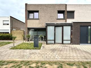 Deze charmante en lichtrijke woning is gelegen in een rustige, kindvriendelijke buurt in Deerlijk en biedt heel wat potentieel voor wie op zoek...