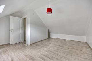 <strong>Te koop: woning met potentieel in Tienen</strong><br />
<p>Ontdek deze <strong>ruime woning met 2 slaapkamers</strong> (mogelijkheid tot 3 via de vernieuwde zolder) en een <strong>bewoonbare oppervlakte van 131 m²</strong>. De renovatiewerken zijn reeds deels uitgevoerd:</p>
<ul>
<li>
<p>De <strong>zolderverdieping</strong> is volledig vernieuwd.</p>
</li>
<li>
<p>Op de <strong>eerste verdieping</strong> werden de badkamer en een slaapkamer al onder handen genomen.</p>
</li>
</ul>
<p>De leefruimte en keuken wachten nog op een frisse update, waardoor u de kans krijgt om deze volledig naar eigen smaak in te richten. Vanuit de keuken heeft u toegang tot een <strong>veranda, een groot terras</strong> en de <strong>ruime garage</strong> achteraan. Bovendien is er een handige doorgang via de achterliggende straat. Er is ook een kelderberging.</p>
<p>Extra troef: er loopt momenteel een <strong>aanvraag voor het bouwen van een bijkomende woning achteraan het perceel</strong>.</p>
<p>Bent u op zoek naar een <strong>degelijk huis met veel mogelijkheden en een uitstekende ligging in Tienen</strong>? <br /><br />Aarzel dan niet en contacteer ons vandaag nog op <strong>016 56 56 14</strong> of via <strong>info@immogve.be</strong></p>