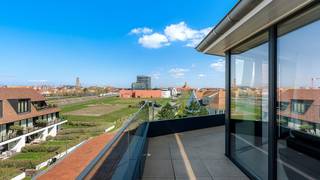 Ontdek dit instapklaar hoekappartement met twee volwaardige slaapkamers en ruim terras in de exclusieve Residentie Meerzicht, gelegen in het rustige en groene Duinenwater. Met prachtige vergezichten geniet u hier van de ideale combinatie van comfort, natuur en een uitstekende ligging. Tot in de kleinste details afgewerkt en voorzien van alle hedendaags comfort, biedt dit energiezuinig appartement een unieke kans op de vastgoedmarkt in Knokke. <br /><br />Indeling: <br />Inkomhal met toilet en vestiare, lichtrijke leefruimte, uitgerust keuken, berging, ruim terras met vrij uitzicht.<br /><br />Nachthal met toilet, 2 ruime slaapkamers, badkamer. <br /><br />Kelderberging, fietsenstalling en vuilnislokaal.<br /><br />Mogelijkheid tot aankoop van een ruime, goed toegankelijke garagebox in het gebouw. <br /><br />Verkoop onder registratierechten, geen BTW van toepassing.<br /><br />Duinenwater is de afgelopen jaren uitgegroeid tot een nieuw stadsdeel van Knokke-Heist. Hier woont u in alle rust, terwijl u tegelijkertijd profiteert van de nabijheid van de Zeedijk, het strand en het bruisende commerciële centrum, die allemaal op wandelafstand liggen. Bovendien zijn alle denkbare voorzieningen direct beschikbaar in de wijk.<br /><br />Bezoeken? Graag na afspraak met Avantimmo op het nummer 050 62 50 55