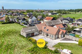 In een rustige omgeving in Bredene, nabij de Sluizenstraat en het begin van de Noord-Edestraat, bevindt zich deze alleenstaande woning op een ruim perceel van maar liefst 1.335 m². De woning combineert een instapklaar, volledig vernieuwd voorste gedeelte (renovatie 2008) met een achterliggend gedeelte dat nog naar eigen smaak kan worden gerenoveerd en ruimte biedt voor meerdere kamers en bergruimte. <br /><br />Het vernieuwde woongedeelte vooraan biedt een aangename en lichtrijke leefomgeving. Via de inkomhal komt u in de ruime leefruimte met mooie parketvloer, gezellige gascassette en indrukwekkende nokhoogte van ca. 6 meter. Aansluitend bevindt zich de eetplaats en de ingerichte keuken met kookeiland en vaste eettafel.<br />Op de verdieping vindt u een ruime slaapkamer en ensuite badkamer met ligbad, toilet en lavabomeubel.<br /><br />Het achterliggende, oudere gedeelte biedt tal van mogelijkheden voor uitbreiding, kangoeroewonen, hobbyruimte of renovatieproject. Dit deel omvat meerdere kamers met onder meer een ruime zolder en kelder onder de voute alsook een loods/garage van ca 80 m².<br /><br />Deze eigendom is perfect voor wie op zoek is naar een woning met reeds comfortabele woonruimte, gecombineerd met bergruimte en uitbreidings/renovatiemogelijkheden, en dit op een ruim perceel op een strategische ligging nabij de kust.<br /><br />Interesse in deze eigendom met tal van mogelijkheden? Contacteer ons voor meer informatie of een bezoek ter plaatse.