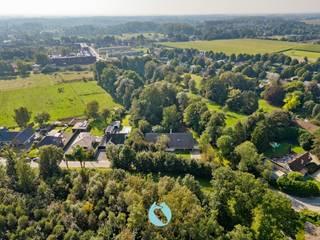 In de rustige groene omgeving van Baarle vindt u deze magnifieke, ruime villa terug op een perceel van 1.947m².Uitstekende ligging vlakbij het...