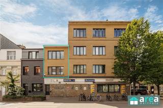 <p><span>Duplex appartement op de Boomsesteenweg 356 te Antwerpen</span></p><p><span>Dit lichtrijke duplex appartement op de Boomsesteenweg 356 te Antwerpen combineert comfort, een praktische indeling en een gunstige ligging. Gelegen nabij winkels, scholen, openbaar vervoer en belangrijke invalswegen geniet u hier van een uitstekende bereikbaarheid naar het centrum van Antwerpen en omliggende gemeenten.</span></p><p><span>Troeven:</span></p><ul><li><span>Duplex appartement met 2 volwaardige slaapkamers</span></li><li><span>Volledig gerenoveerd interieur</span></li><li><span>Geïnstalleerde keuken</span></li><li><span>Veel natuurlijke lichtinval</span></li><li><span>Ideaal voor eigen bewoning of investering</span></li></ul><p><span>Indeling:</span></p><p><span>Via de inkomhal betreedt u de aangename leef- en eetruimte, waar de grote raampartijen zorgen voor een overvloed aan natuurlijk licht. Aansluitend bevindt zich de volledig geïnstalleerde keuken. Op deze verdieping vindt u eveneens de badkamer met douche. Verder beschikt het appartement over twee volwaardige slaapkamers, die voldoende ruimte bieden voor een gezin, een thuiskantoor of hobbyruimte.</span></p><p><span>Het appartement werd recent volledig gerenoveerd aan de binnenzijde, waardoor u meteen kunt genieten van een moderne en verzorgde woonomgeving. Het huidige EPC-label bedraagt F. Om een EPC-label C te behalen, dient voornamelijk het dak nog geïsoleerd te worden.</span></p><p><span>Voor meer informatie kan u terecht bij Area Partners: <span>info@area.be</span></span><span> of 03/284.60.60.</span></p>