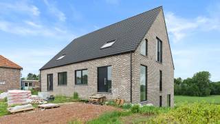Immo3000 stelt u met trots deze splinternieuwe halfopen, bebouwing voor, gelegen in het rustige en groene Binkom (Lubbeek), vlakbij alle nodige faciliteiten en met een vlotte verbinding naar omliggende steden. Dit moderne huis, gebouwd in 2026, combineert strak design met een zeer functionele indeling, ideaal voor gezinnen die op zoek zijn naar ruimte en comfort.<br /><br />De woning wordt volledig schilderklaar opgeleverd, inclusief buitenaanleg.<br />Om het scherpe E-peil (-20) te bekomen wordt er gewerkt met X3 beglazing, zonnepanelen, ventilatie systeem D, warmtepomp lucht-water, etc etc.<br /><br />Door de speelse inplanting op het perceel bevindt de leefruimte zich op het "-1" verdiep. In deze ruimte vindt u een een zeer grote en luxueus ingerichte keuken met kookeiland (maatwerk, Samsung toestellen, Korian werkblad), een grote bijkeuken/berging en voldoende plaats voor zitkamer en eetkamer. Vanuit de leefruimte geniet je van een weids uitzicht op de velden achteraan.<br />Op het gelijkvloers vindt u drie ruime slaapkamers en een volledig uitgeruste badkamer. <br />Op de bovenverdieping bevinden zich nog twee slaapkamers, waarvan 1 met een walk-in dressing en ensuite badkamer (bad, douche, 2x lavabo, wc) alsook de technische berging.<br />Moest u met de 261m2 bewoonbare oppervlakte nog niet voldoende plaats hebben, is er hier vanuit de hal nog toegang tot de grote zolder.<br /><br />Met een bewoonbare oppervlakte van 261 m² op een perceel van 554 m², inclusief twee parkeerplaatsen, biedt deze woning in Binkom alles wat u nodig heeft om uw woondroom waar te maken. Benieuwd hoe deze woning perfect aansluit bij uw woonwensen? Neem vandaag nog contact op en plan uw bezoek!