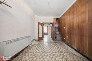 Zoek je een betaalbaar renovatieproject in het hart van Zichem dat je volledig naar je eigen hand kunt zetten? Deze bescheiden rijwoning in de Kapitein Modest Cuypersstraat is de ideale match voor starters of handige Harry's die niet bang zijn om de handen uit de mouwen te steken.<br /><br />De grootste troef is zonder twijfel het diepe perceel van 63 meter. Hier geniet je in je eigen west-gerichte tuin volop van de middag- en avondzon na een drukke dag. Omdat het pand renovatieplichtig is, heb je de volledige vrijheid om de woning meteen modern en energiezuinig in te richten.<br /><br /><u><strong>INDELING</strong></u><br /><strong>Gelijkvloers:</strong> Woonkamer, eetkamer, keuken, patio, toilet, berging<br /><strong>1ste verdieping:</strong> Slaapkamer, ruime badkamer<br /><strong>Tuin: </strong>Diepe, west-gerichte tuin<br /><br />***asbestattest in aanvraag***<br /><br />Ervaar zelf de vele voordelen van deze woning tijdens een persoonlijke rondleiding.<br />Maak vandaag nog je afspraak.<br />Mail naar info@immopersyn.be of bel 013 444 008.