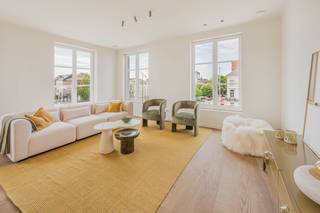 <p><strong>Instapklaar luxe-appartement onder registratierechten </strong></p><p></p><p>Ontdek het allerlaatste beschikbare appartement in MERCIER, een exclusief nieuwbouwproject aan het Kardinaal Mercierplein in Mechelen. Dit hoogwaardige appartement is volledig afgewerkt, professioneel geschilderd, voorzien van stijlvolle verlichting en onmiddellijk beschikbaar bij akte. Je hoeft enkel nog te verhuizen.</p><p>Dankzij geothermie, vloerverwarming en -koeling, ventilatiesysteem D en domotica geniet je van een uitzonderlijk wooncomfort én een laag energieverbruik.</p><p>De centrale ligging combineert de charme van een karaktervolle buurt met alle voorzieningen op wandelafstand. Winkels, horeca, het station en de Mechelse binnenstad liggen vlakbij.</p><p>Een belangrijk financieel voordeel is dat dit appartement wordt aangekocht onder het registratiestelsel en dus niet onder het btw-stelsel. Zo bespaar je aanzienlijk op de aankoopkosten ten opzichte van een klassieke nieuwbouwaankoop.</p><p>Ben je op zoek naar een zorgeloos, instapklaar appartement op een toplocatie? Plan vandaag nog je bezoek en ontdek deze unieke laatste kans in MERCIER.</p>