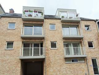 MODERN RECENT APPARTEMENT 92m² op het 3de VERDIEP LINKS VOORAAN:De indeling van het appartement is als volgt: een Inkomhal + apart toilet; een héél...