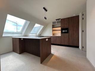 Ligging:<br />Dit ruime appartement is gelegen in het centrum van Geel. Hierdoor liggen alle faciliteiten die Geel te bieden heeft op fiets- en wandelafstand (horeca, winkels, openbaar vervoer … en voor de auto vlotte aansluiting tot belangrijke invalswegen alsook autosnelweg). <br /><br />Beschrijving:<br />Het appartement bevindt zich op de derde verdieping.<br />Er is een lift aanwezig deze biedt rechtstreekst toegang tot het appartement.<br /> <br />Deze woonst bestaat uit:<br />-Inkomhal met vestiaire<br />-Gastentoilet<br />-Ruime living met maximale lichtinval<br />-Mooie ingerichte keuken, voorzien van alle toestellen en comfort<br />-Wasplaats – berging<br />-2 slaapkamers<br />-Badkamer met inloopdouche en ligbad<br />-Gezellig en ruim terras met een prachtig uitzicht<br />-Kelderberging<br />-Garage<br /><br />Extra:<br />- Het appartement is beschikbaar vanaf 01/09/2026, maar in overleg met de huurder kan dit ook al vanaf 01/08/2026!<br />- Huurprijs: 1075 euro/maand + 75 euro/maand gemeenschappelijke kosten!<br />- In het appartement zijn er verlichtingsarmaturen aanwezig!<br />- Appartement is volledig opgeschilderd!<br />- Ruim energiezuinig appartement! <br />- Verwarming via warmtepomp met zonnepanelen!<br />- Airco en vloerverwarming + koeling aanwezig!<br /><br />Uitsluitend via onze website www.vastengoed.be kan u een bezichtiging inplannen op de vooropgestelde bezoekmomenten. Voor andere vragen kan u het kantoor bereiken op het nummer 014/72.73.74.