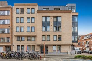 <p><span>OPEN DEUR DONDERDAG 4/6! Deze gerenoveerde en gemeubelde studio nabij het station van Leuven is vrij te bezoeken op donderdag 4 juni tussen 17u30 en 18u30. U bent van harte welkom! </span></p><p><span>Gelegen op wandelafstand van het station en het historisch centrum van Leuven, stellen wij deze energiezuinige en gemeubelde studio te huur. <br />Deze lichtrijke studio op de derde verdieping van een welonderhouden residentie, genaamd “De Nervier”, met als bouwjaar 1993, werd recent volledig gerenoveerd volgens de regels van de kunst, heeft een netto-bewoonbare oppervlakte van 24m² en beschikt over een ingerichte kitchenette met inductiekookplaat, dampkap, spoelbak, inbouw combioven en inbouw koelkast met vriesvak,  een leeft- en slaapruimte met mooie parket vloer en een inbouwkast, inclusief was- en droogmachine, en een aparte badkamer met lavabo, douche en toilet. </span><span>Tevens is er nog een ondergrondse gemeenschappelijke fietsenstalling alsook een vuilnislokaal aanwezig.<br />Kortom, deze cosy en gemeubelde studio is zeker uw bezoek waard en is onmiddelijk beschikbaar. De maandelijkse lasten bedragen 100 euro (inclusief water). </span></p><p><span> </span></p>