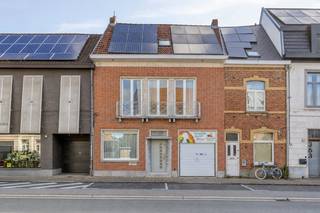 EERSTE BEZOEKDAG ZATERDAG 27/06 VANAF 10u (enkel op afspraak)!<br /><br />MELLE - Ruime woning met prachtige tuin op centrale locatie.<br />Deze ruime en lichtrijke woning ligt zeer centraal, nabij het centrum, op wandelafstand van scholen, winkels, het station en openbaar vervoer.<br /><br />Belangrijke troeven: instapklaar, energiezuinig (EPC B met bovendien 18 zonnepanelen), strakke afwerking, prachtige en zonnige tuin met ruim terras voorzien van een jacuzzi en buitenoven.<br /><br />Naar indeling toe bevindt zich op het gelijkvloers een inkomhal, gastentoilet, praktische berging, ruime keuken en een lichtrijke woonkamer die volledig in connectie staat met de tuin. <br />De inpandige garage is multifunctioneel inzetbaar en biedt een doorgang naar de tuin; daarnaast is er voldoende parkeergelegenheid op straat.<br />Op de tussenverdieping bevindt zich een ruime slaapkamer met dressingruimte en een aparte bergruimte. <br />Op de eerste verdieping vinden we 2 ruime slaapkamers met elk een aparte bureauruimte. Op deze verdieping is ook de badkamer aanwezig, voorzien van een bad, douche, dubbele lavabeau en toilet. "De zolderruimte werd ingericht als twee ruime slaapkamers, elk voorzien van een bureauruimte." <br />Verder is er ook een praktische kelder aanwezig voor extra stockage.<br /><br />Wat comfort en techniek betreft is de woning voorzien van verwarming op aardgas, vernieuwde elektriciteit, dubbele beglazing en rolluiken. De woning is daarmee volledig instapklaar en toekomstgericht qua energie en comfort.<br /><br />Extra troeven: hoogwaardig uitgeruste keuken, een regenwaterput en asbestveilig.<br /><br />Ben je op zoek naar een instapklare, centraal gelegen woning met een aantrekkelijke buitenruimte? Aarzel niet en boek snel je bezoek: 053/60.65.60.<br /><br />De vermelde prijs is een richtprijs. Na ontvangst van de biedingen zal de verkoper beslissen of hij/zij de eigendom verkoopt aan het beste bod. De richtprijs is aldus niet bindend voor de verkoper.
